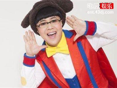 53岁金龟子宅家素颜出镜晒厨艺，不在意眼袋松弛皱纹明显！