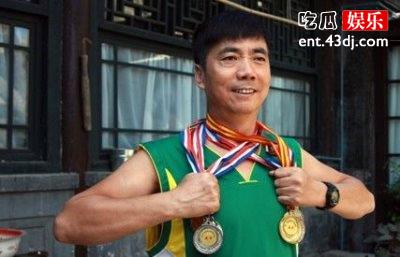 范明教孙女跳小苹果舞蹈，网友发问还是当年的那个邢捕头吗