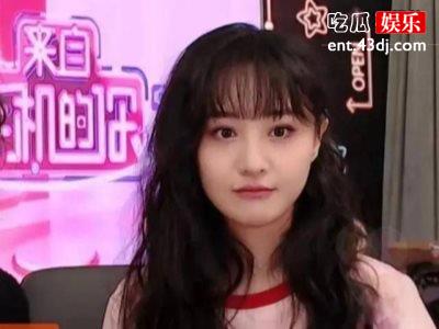 郑爽惊喜现身薇娅直播间，这一身穿搭登上热搜！