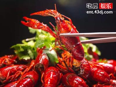 新进行业剥虾师工资高的惊人，网友表示上个班顺便把饭吃了