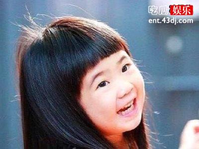 曹格女儿开挂式成长，丑小鸭蜕变成白天鹅随手一拍即大片