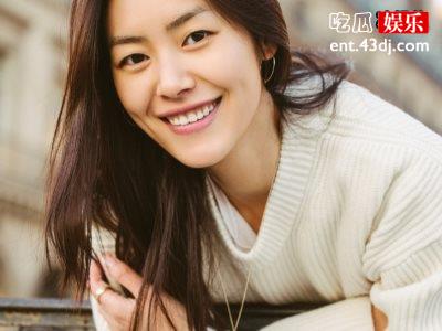 超模大表姐刘雯预见流行趋势，牛角扣毛衣好穿搭捕捉人心