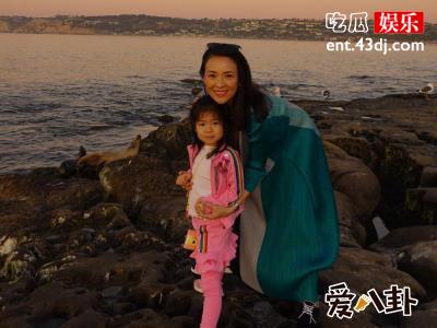 章子怡双十一巧发文，怀孕肚用女儿醒醒遮盖