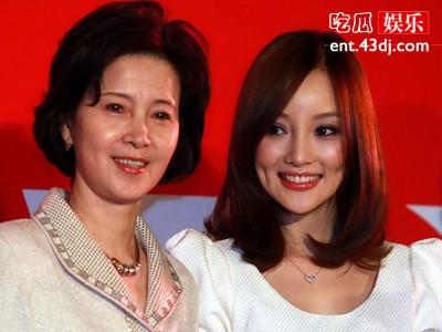 李小璐母亲张伟欣也抢别人男友，网友吐槽是亲生的！