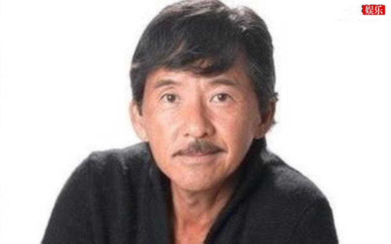 林子祥、叶倩文同框现身看儿子作品，一人嫌弃一人超开心！