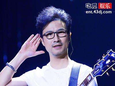 汪峰抛弃四轮骑三轮，车技堪忧撞向大树