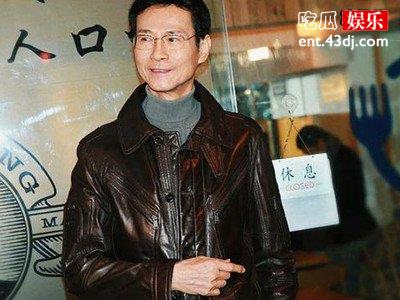 郑少秋是周润发的恩人，76岁了依然是风度偏偏，绝对是男神