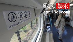 女孩让座慢遭到了大妈的辱骂，难道年轻人就应该要给老年人让座吗？