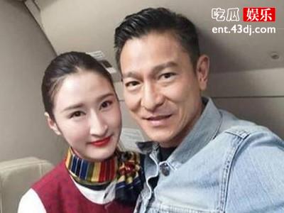 刘德华与空姐合影曝光，两人发现两人的长相有点像