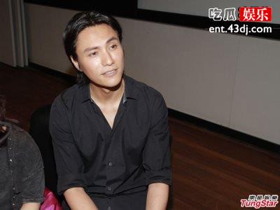 陈坤微博发与儿子合照，配文称希望自己的儿子能够保持微笑