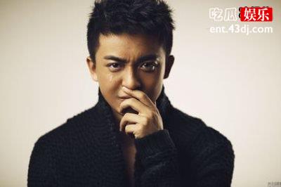 李佳航依旧是幽默风趣，搭档实力派演员出演新剧《猎心者》