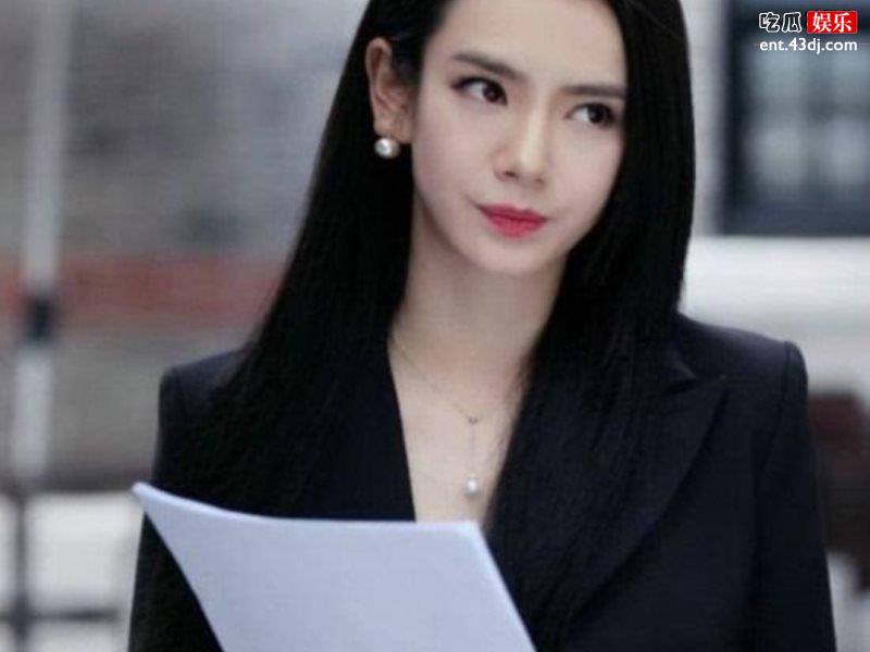 戚薇带着女儿串场新歌，两人街头牵手蹦跳网友：翻版自己