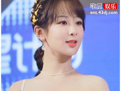 身着衬衫半裙的杨紫秒变乖乖女，携同短发帅气爸爸一起出席活动