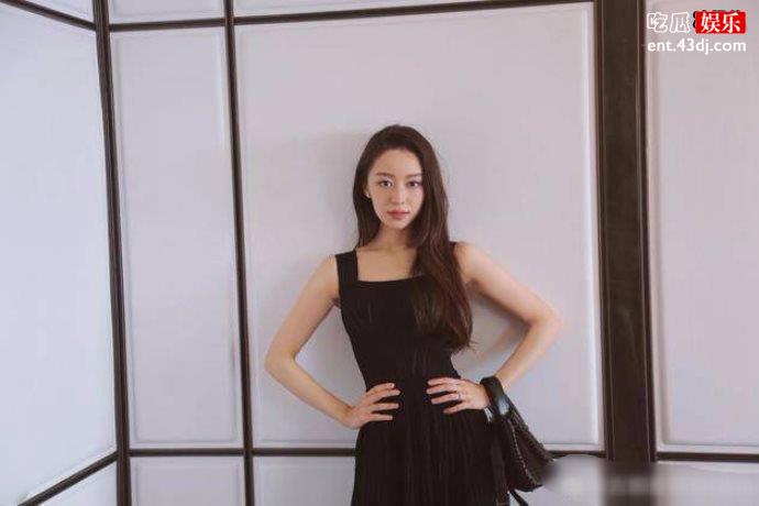吉娜沙漏身材掩不住，臃肿羽绒服“敞开穿”不掩傲人曲线