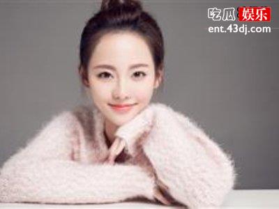 张嘉倪是一个少女感十足的艺人，活动中的服装搭配也很有时尚感