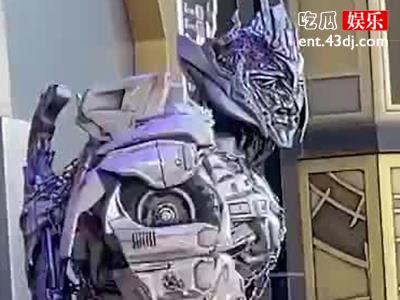 环球影城威震天里面有人吗? 是机器人加配音还是真人扮演