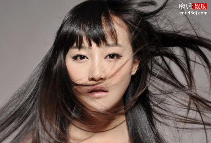 蓝盈莹扒下吴昕袜子后将其逼哭，好胜心强还无情