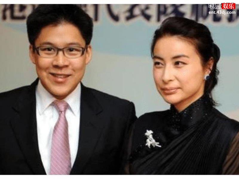 霍启刚亲自送儿子上学，霍中曦一身打扮尽显霸道总裁范儿
