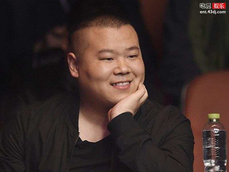郑敏晒出岳云鹏趴沙发上照片，陪女儿读绘本超惬意