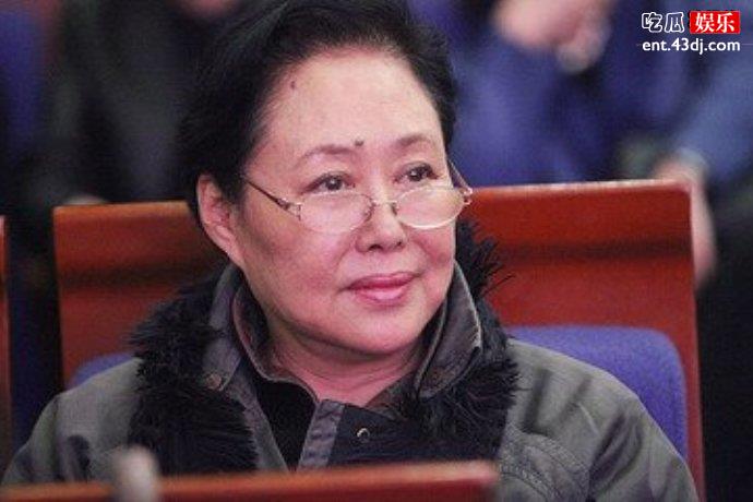 斯琴高娃：三嫁国外33年后遭遗弃，儿子成唯一骄傲