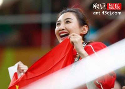 何雯娜婚后生活惹人羡，为拍婚纱照梁超不惧危险学蹦床