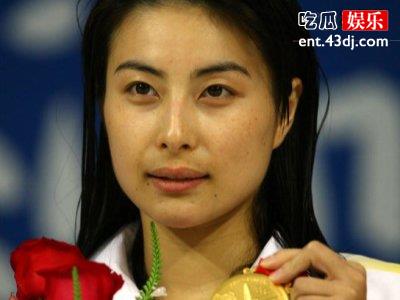 郭晶晶一家五口走机场，素颜穿着普通儿子乖巧懂事