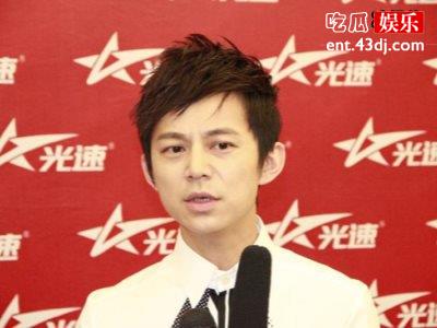 何炅老师透露行业内幕，话筒下面都有编号的