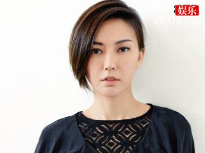 孙燕姿晒出女儿萌照，poppy在一旁有模有样的模仿妈妈做拉伸运动