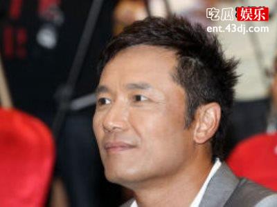苗侨伟当起摄影师给女儿拍照，苗彤单脚立于礁石上身材苗条