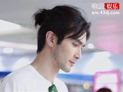 高伟光在直播间与网友互动，为吴宣仪的母亲签名明信片