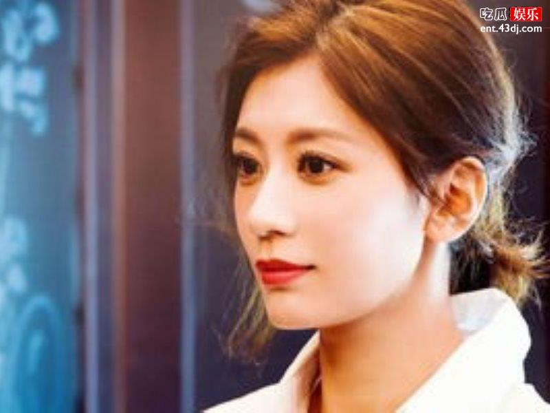 贾静雯带三个女儿出来游玩，波妞大口吃牛奶冰淇淋