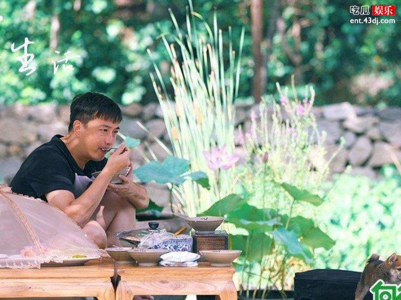娱乐圈模范夫妻黄磊孙莉，油菜花盛开之时合影留念