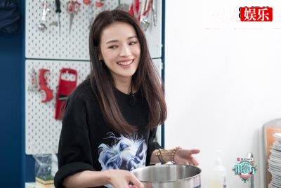 舒淇晒与林心如合影精致妆容掩饰不了岁月摧残，眼睛鼻子太突兀