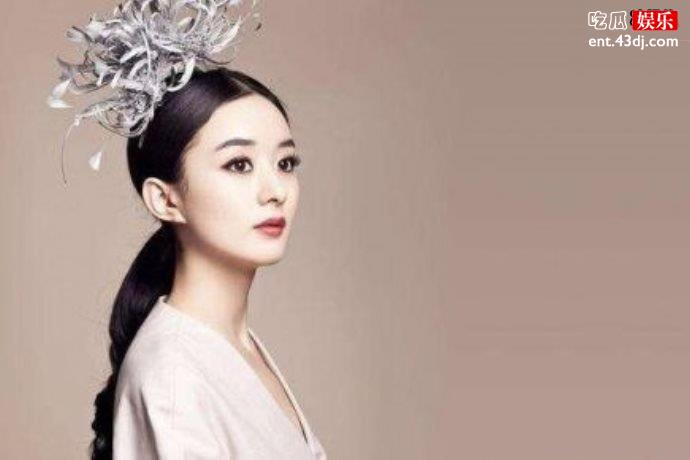 赵丽颖大胆穿露腰装展现少女般身材，扎丸子头可爱度满满