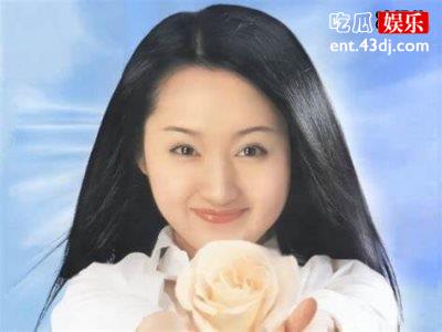 杨钰莹真敢穿48岁的人穿牛仔紧身短裤，真心是不服老呀