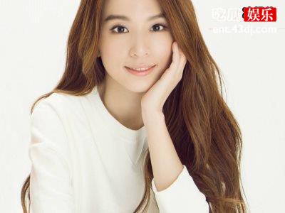 田馥甄明媚阳光下爬山，穿着一身休闲装气质清新甜美