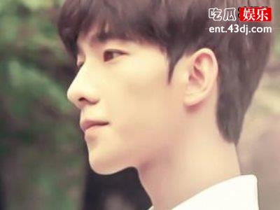 杨洋《在一起》剧照被路透，穿白衣样子很入戏手术服造型有点帅