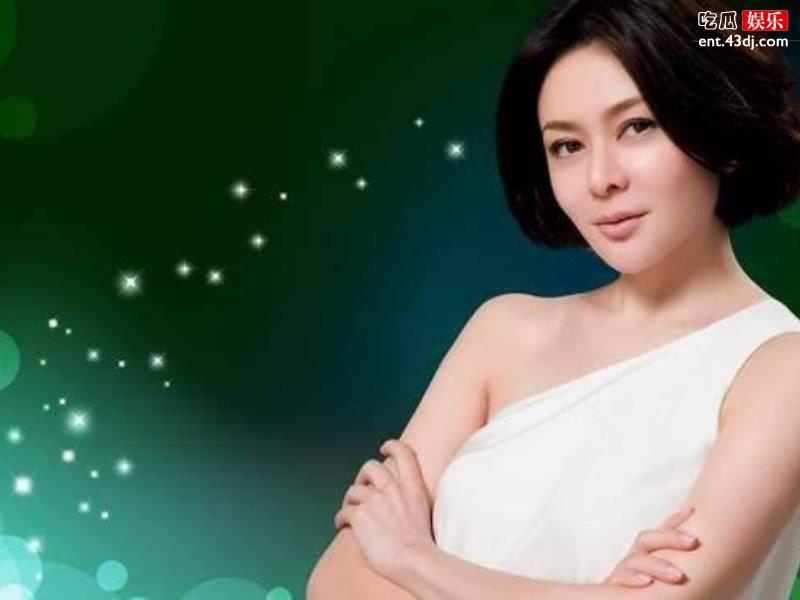 美女关之琳在自家豪宅款待好友，身材依旧似少女脸却有些僵