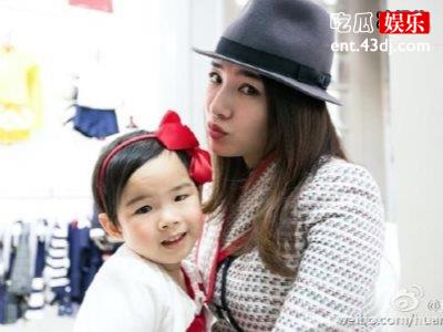 黄奕宅在家里陪女儿学习，女儿学习的样子超认真