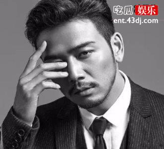 杨烁对儿子实行严格式教育，私下里非常传统孝敬父母疼爱妻子