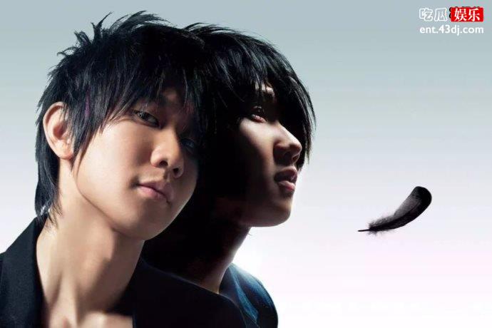 林俊杰带着母亲参加《周游记》，与周杰伦演唱歌曲