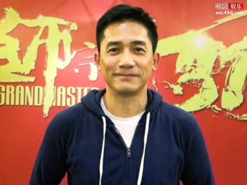 刘嘉玲和梁朝伟结婚多年不生孩子，今晒照一人逛街散心显得有些寂寞