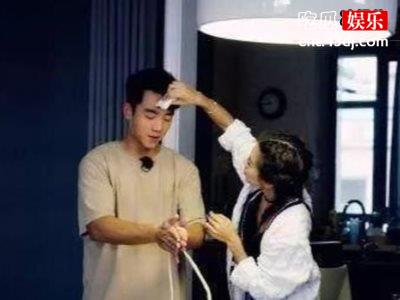 郑恺节目发福与苗苗牵手机场，女方衣着宽松真的怀孕了？