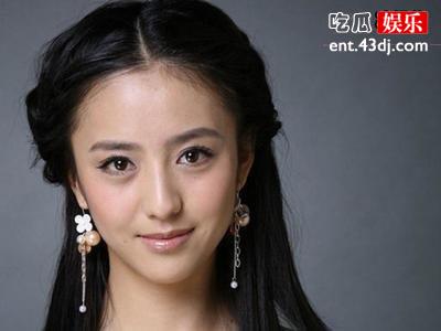 佟丽娅亲自给儿子修理发型，眼神认真一丝不苟太专业