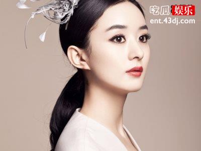 赵丽颖和王一博片场聊天，王一博的大美腿抢镜