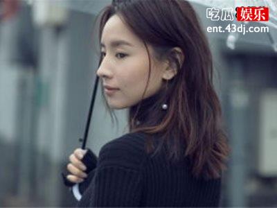 董洁淡妆女神范现身机场，女儿背带裙尽显可爱