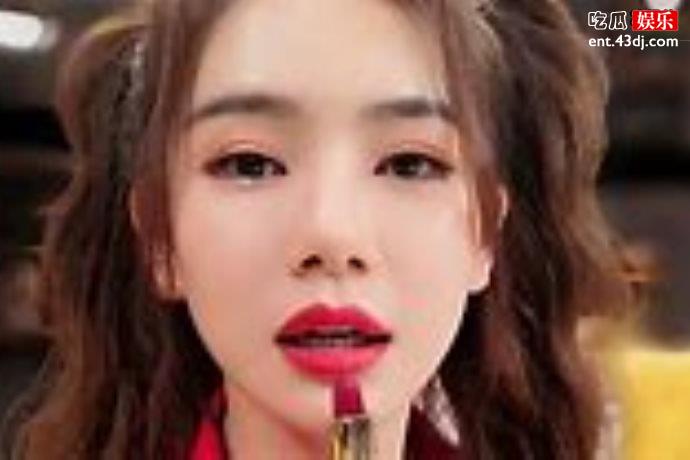 戚薇接过东西后，她的做法却令人大吃一惊
