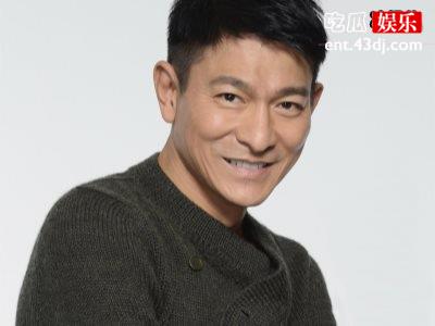 刘德华在娱乐圈人缘太好，拍戏受伤后众多名演员到场