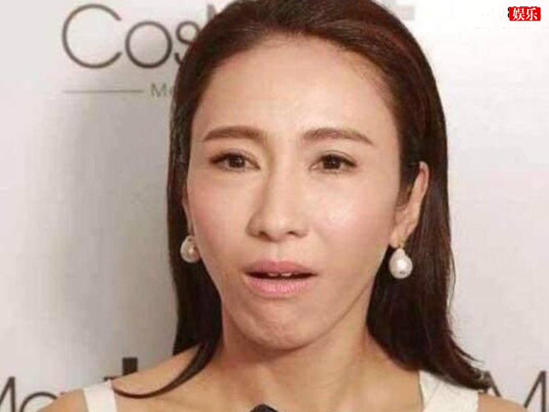 黎姿三个女儿集体亮相，一家人开开心心的包汤圆