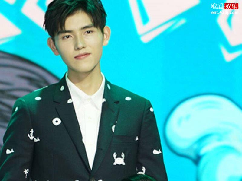 星二代也来摆摊做义卖，母亲是一代天后所得资金全捐献